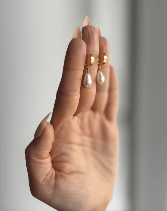 WILYMI Écume Pearl Pearl Huggie Earrings - Image 2